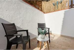 カルデス・デストラックにあるLa Casita de Caldetesの椅子2脚、テーブル1台