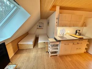 Cette petite maison dispose d'une cuisine et d'un bureau. dans l'établissement A Meyer Meerblick 31 7, à Karlshagen