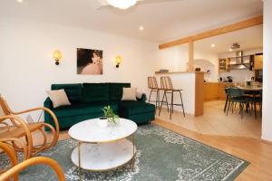Kuchyňa alebo kuchynka v ubytovaní Emerald Apartment