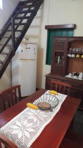 帕拉蒂Casa Completa Centro Histórico Paraty RJ的厨房配有木桌和盘子