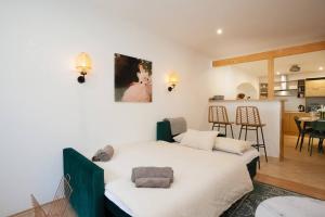 Posteľ alebo postele v izbe v ubytovaní Emerald Apartment