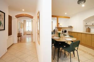 Kuchyňa alebo kuchynka v ubytovaní Emerald Apartment