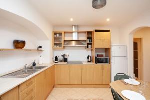 Kuchyňa alebo kuchynka v ubytovaní Emerald Apartment