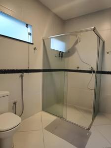 マナウスにあるVila Boulevard Aconcheganteのトイレ付きのバスルームのガラス製シャワー