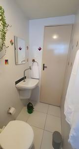 マナウスにあるVila Boulevard Aconcheganteの白いバスルーム(トイレ、シンク付) +27枚の写真