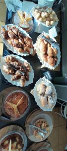 een heleboel taarten en gebakjes op een display bij Hotel Delfino in Milano Marittima