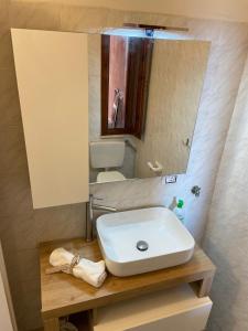 ヴィッラシミーウスにあるVillasimius Villetta indipendenteの白い洗面台と鏡のあるバスルーム