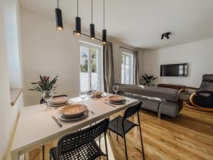 une cuisine et un salon avec une table et des chaises dans l'établissement SCHEE Apartments am Löpsinger Tor, à Nördlingen