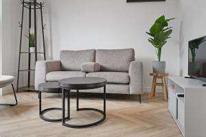 a living room with a couch and a table at Vakantiehuis Nieuwdorp in Nieuwdorp