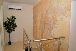 a map of the world on a wall at L'Isola di Lulù in Isola del Liri