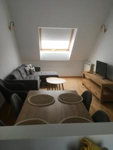 ein Wohnzimmer mit Tisch und Couch in der Unterkunft Alquiler de piso nuevo in Burela