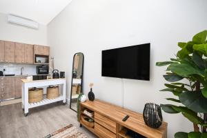 Una sala de estar con un televisor de pantalla plana en una pared. en 308 on Titanium, en Strand 8 fotos más