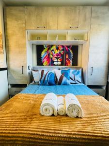 a bedroom with a bed with two books at Stúdio equipado em Xerém - St 6 in Xerém