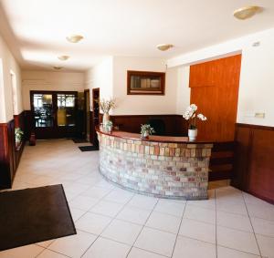 a lobby with a fireplace in the middle at M5 Autópálya Eurobus Panzió 140,km kisteleki lehajtó in Balástya