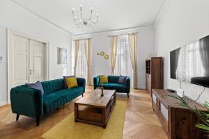 a living room with a green couch and a table at Apartment Augier - City Centre - 100sqm - Free Parking nearby in Pula