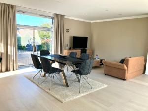 a living room with a table and chairs and a couch at Charmante 2-Zimmerwohnung im Luftkurort Lippe in Lage