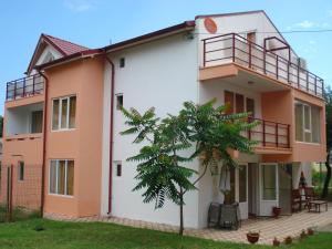a view of the outside of a house at Vila Bucura 19 A in Venus