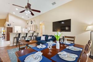 TV a/nebo společenská místnost v ubytování Pool Villa Near Disney