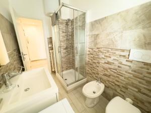 une salle de bains avec douche, toilettes et lavabo dans l'établissement Toto Vatican House, à Rome 31 autres photos