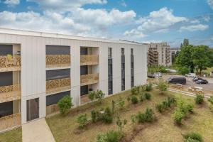 eine Luftansicht eines Apartmenthauses mit Pflanzen in der Unterkunft L'Elégant de Paris - Villepinte - Paris in Villepinte