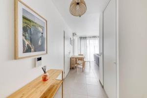 ein Wohnzimmer mit einem Tisch und einem Bild an der Wand in der Unterkunft L'Elégant de Paris - Villepinte - Paris in Villepinte