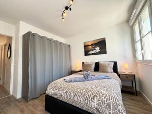 a bedroom with a king sized bed in a room at Cartier Disney 7min Train 6min Paris parking in Serris +15 photos