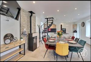 Kuchyň nebo kuchyňský kout v ubytování Gîte à la campagne avec piscine intérieure