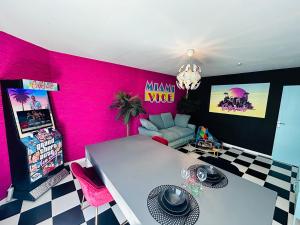Televízia a/alebo spoločenská miestnosť v ubytovaní Capsule Miami Vice - Jacuzzi - Billard - Ecran cinéma & Netflix - Ping-Pong - Nintendo & Jeux-