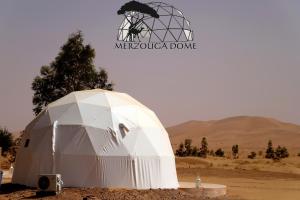 Nespecifikovaný výhled na hory nebo výhled na hory při pohledu z luxury tent