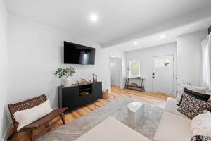 Un televizor și/sau centru de divertisment la Charming Home in Cleveland 3219