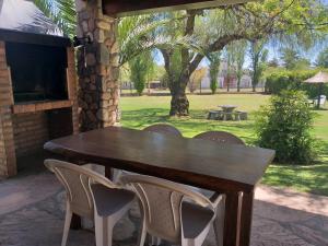 una mesa de madera y sillas en un parque en Complejo Brisa Serrana, en Merlo