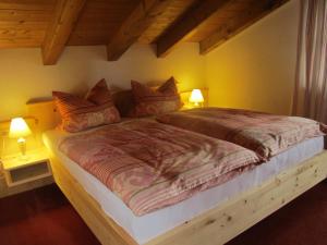 Un pat sau paturi într-o cameră la Ferienwohnungen Haid