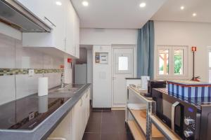 Kuchyň nebo kuchyňský kout v ubytování Casinha da Parede - 5 min from the beach