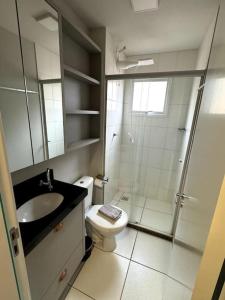 a bathroom with a sink and a toilet and a shower at CONDOMÍNIO SOLAR DI LUCCA lindo apartamento com AR CONDICIONADO e próximo a UEL in Londrina