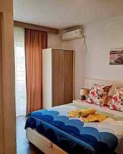 ein Schlafzimmer mit einem großen Bett mit Handtüchern darauf in der Unterkunft Apartments Ardoni in Ulcinj + 77 Fotos