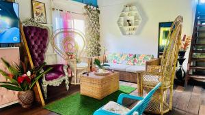 a living room with chairs and a couch at Villa Luz Ovelia in El Valle
