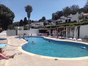 La pileta dentro o cerca de Spacious Mountain Home in M'diq