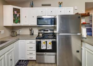 Photo de la galerie de l'établissement 3 BR 2 BA Modern home with private hot tub, fire pit and lake view, Dogs ok!, à Tobyhanna