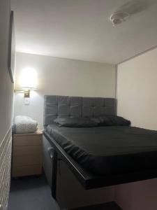 En eller flere senge i et værelse på Confortável loft 4,ar, Wi-Fi, TV, 400m UNIG