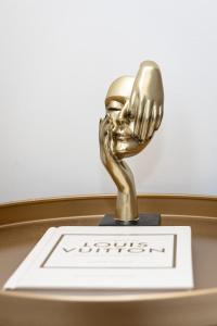 a trophy of a person with their hand over their face at Maison 31 - Junior Suite in Santa Marinella