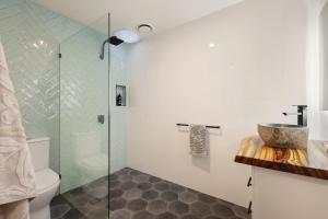 Koupelna v ubytování NEW Luxury Angourie Villa! Dream location, WiFi ++ + 17 fotografií