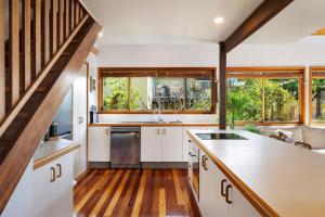 Kuchyň nebo kuchyňský kout v ubytování NEW Luxury Angourie Villa! Dream location, WiFi ++