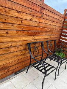 a bench sitting in front of a wooden fence at Los Cactus Planta Alta in La Rioja