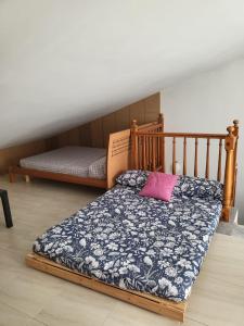 Un dormitorio con una cama con una manta azul y blanca. en Can Tete, en Malgrat de Mar
