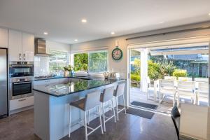 Dapur atau dapur kecil di Bella Seven- Stay Waiheke