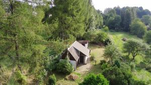 an aerial view of a house in a forest at Idylissches Ferienhäusle im Thüringer Wald in Suhl