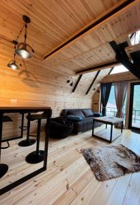 Ruang duduk di Edelweiss cottage Kazbegi