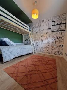 Ένα ή περισσότερα κρεβάτια σε δωμάτιο στο Cocon familial proche des plages 10 personnes