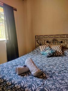 a bed with two towels sitting on top of it at Cabaña Padilla in Tilcara