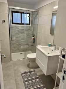 Un baño con inodoro, lavabo y ducha. en Apartamento La Playa , Los Cancajos La Palma, en Los Cancajos 23 fotos más